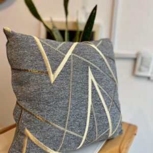FUNDA DE ALMOHADON GRIS C/RAYAS DORADAS